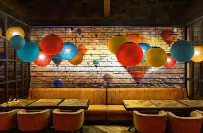Les avantages d’un plafond acoustique dans les restaurants